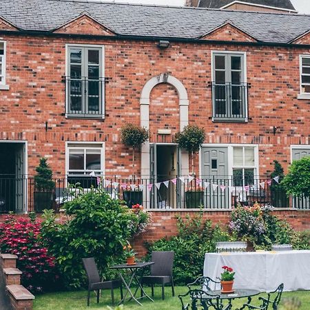 Darwin'S Townhouse Shrewsbury Exterior foto The former railway station