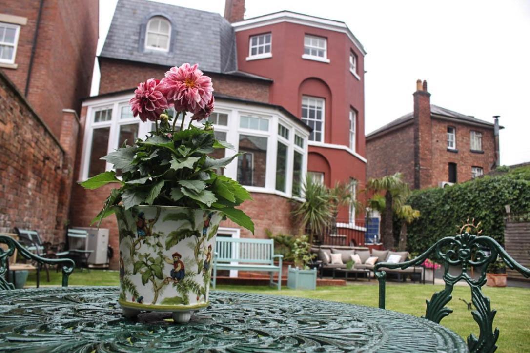 Darwin'S Townhouse Shrewsbury Exterior foto The garden of the former school
