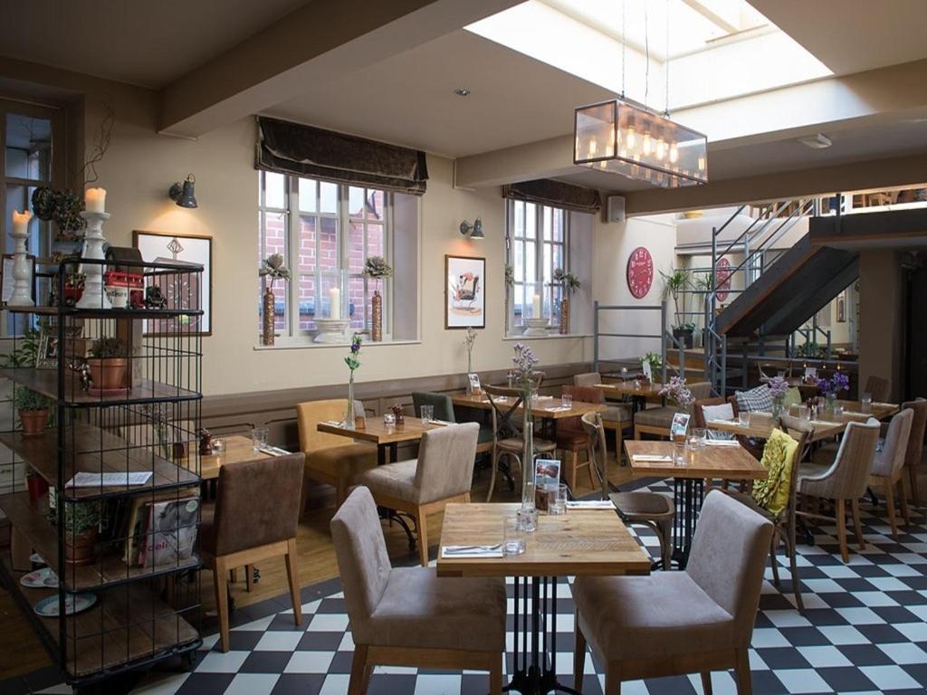 Darwin'S Townhouse Shrewsbury Exterior foto The restaurant at The Old Bank