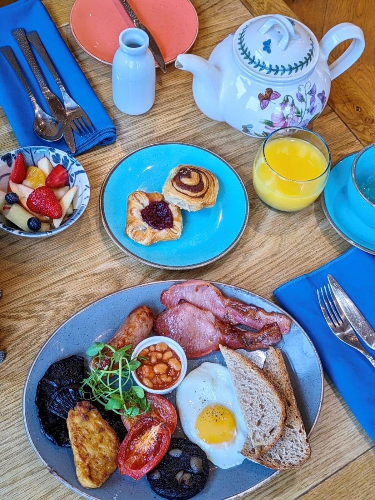 Darwin'S Townhouse Shrewsbury Exterior foto A full English breakfast
