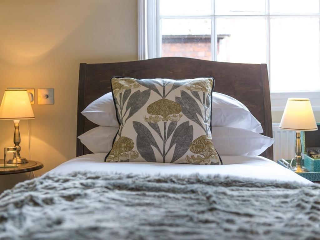 Darwin'S Townhouse Shrewsbury Quarto foto A bed with a throw