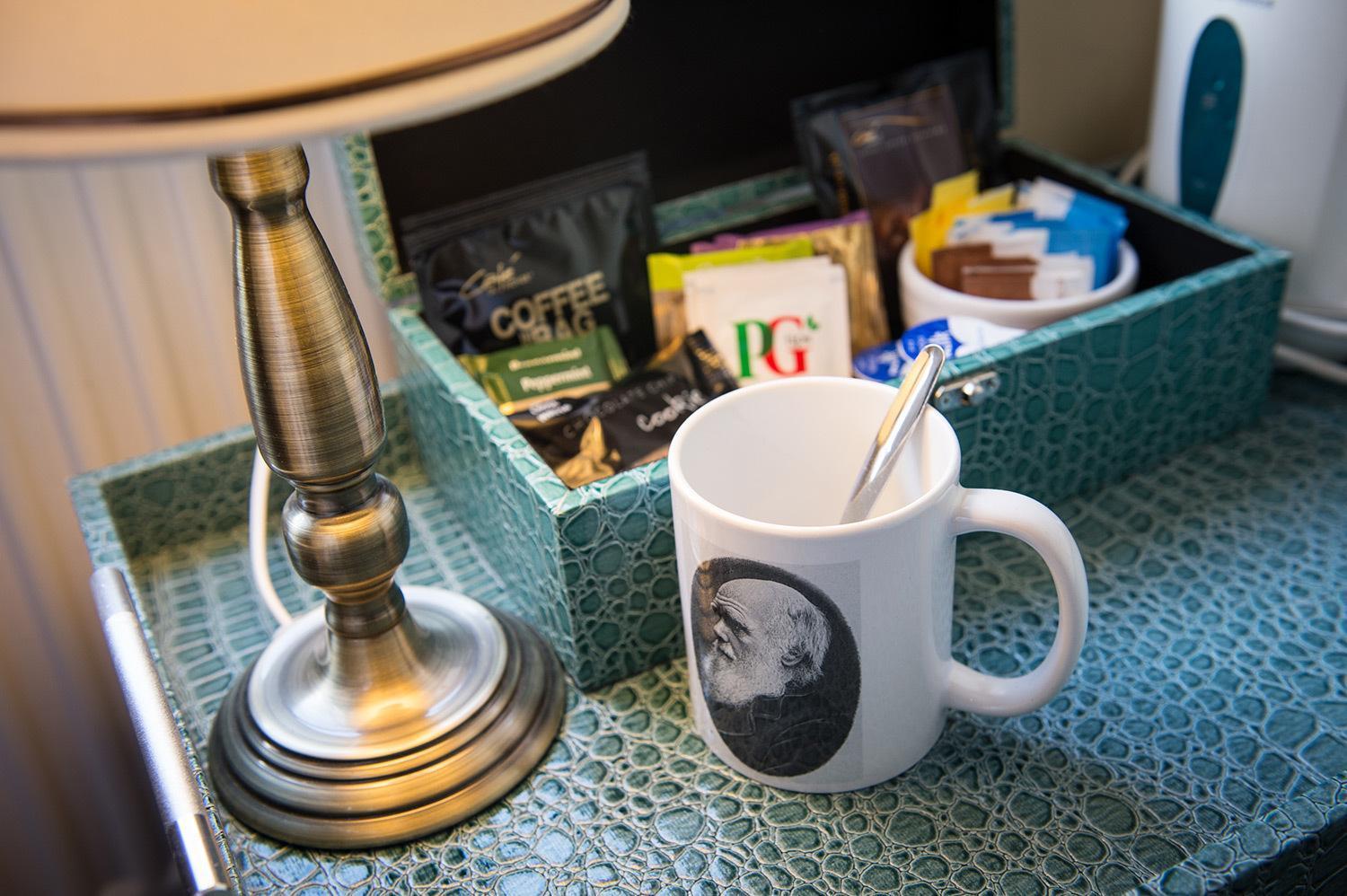 Darwin'S Townhouse Shrewsbury Quarto foto A coffee and tea tray in a hotel room