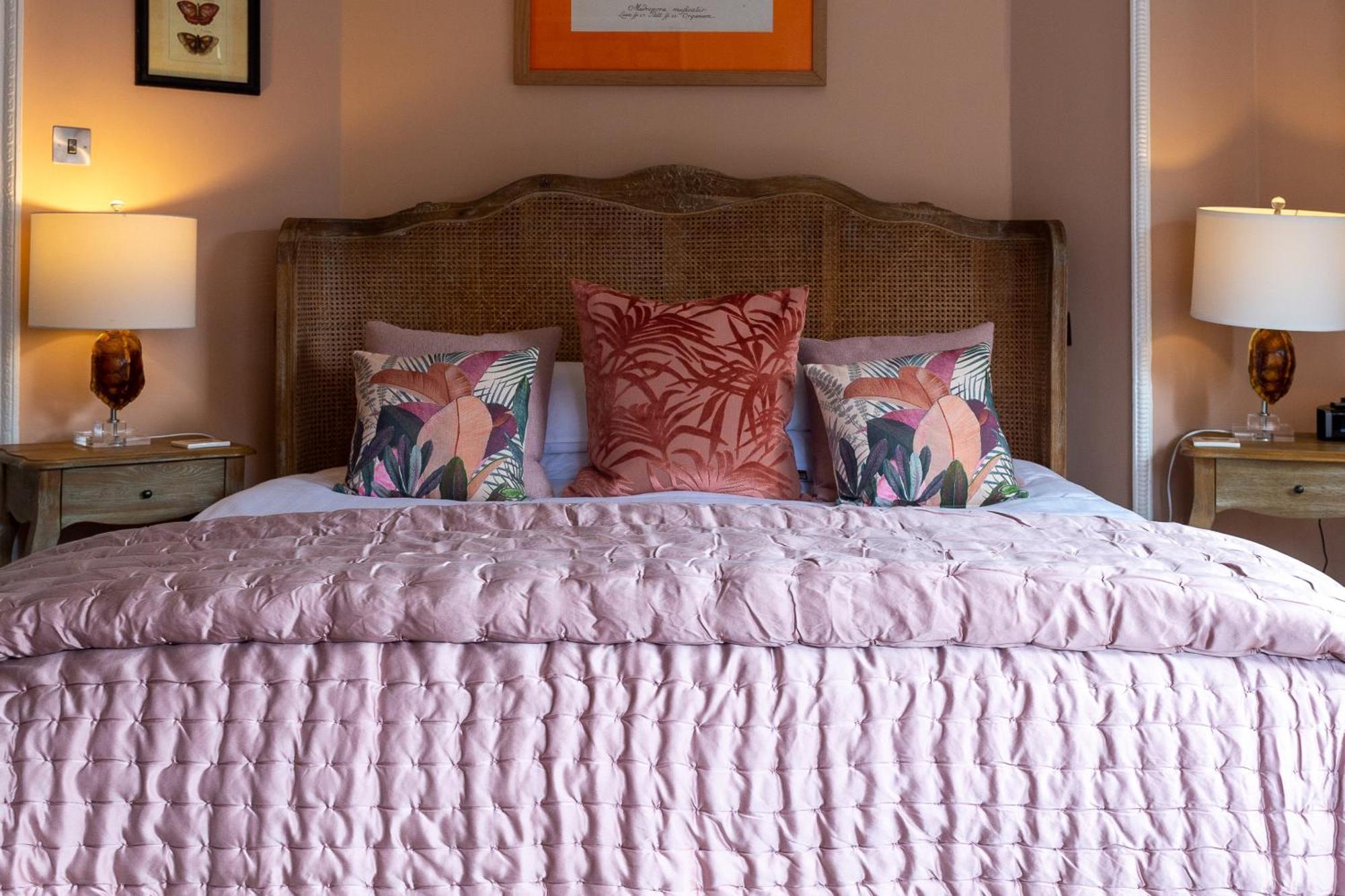Darwin'S Townhouse Shrewsbury Quarto foto A bed with a duvet